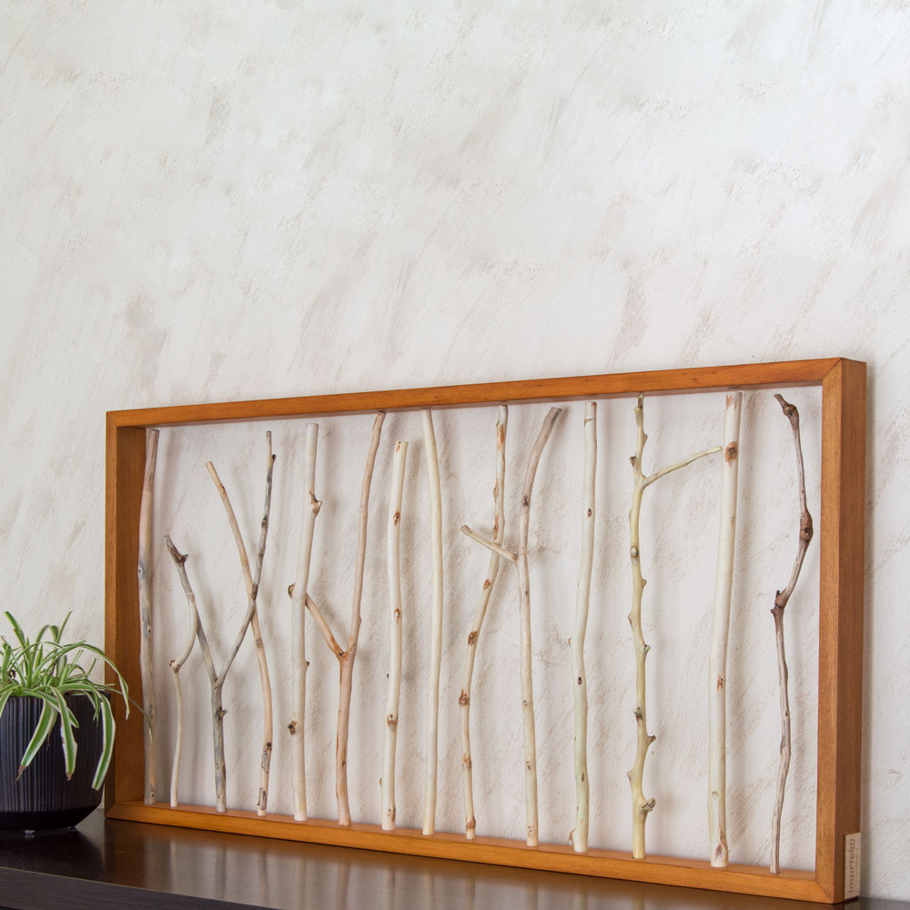 cuadro de ramas blancas marco en color cerezo claro