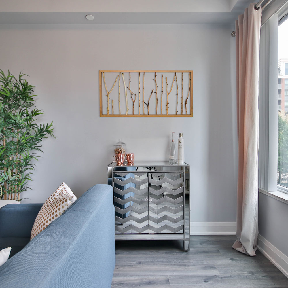 cuadro de ramas blancas en un salon