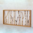 cuadro de ramas blancas con el marco en color pino