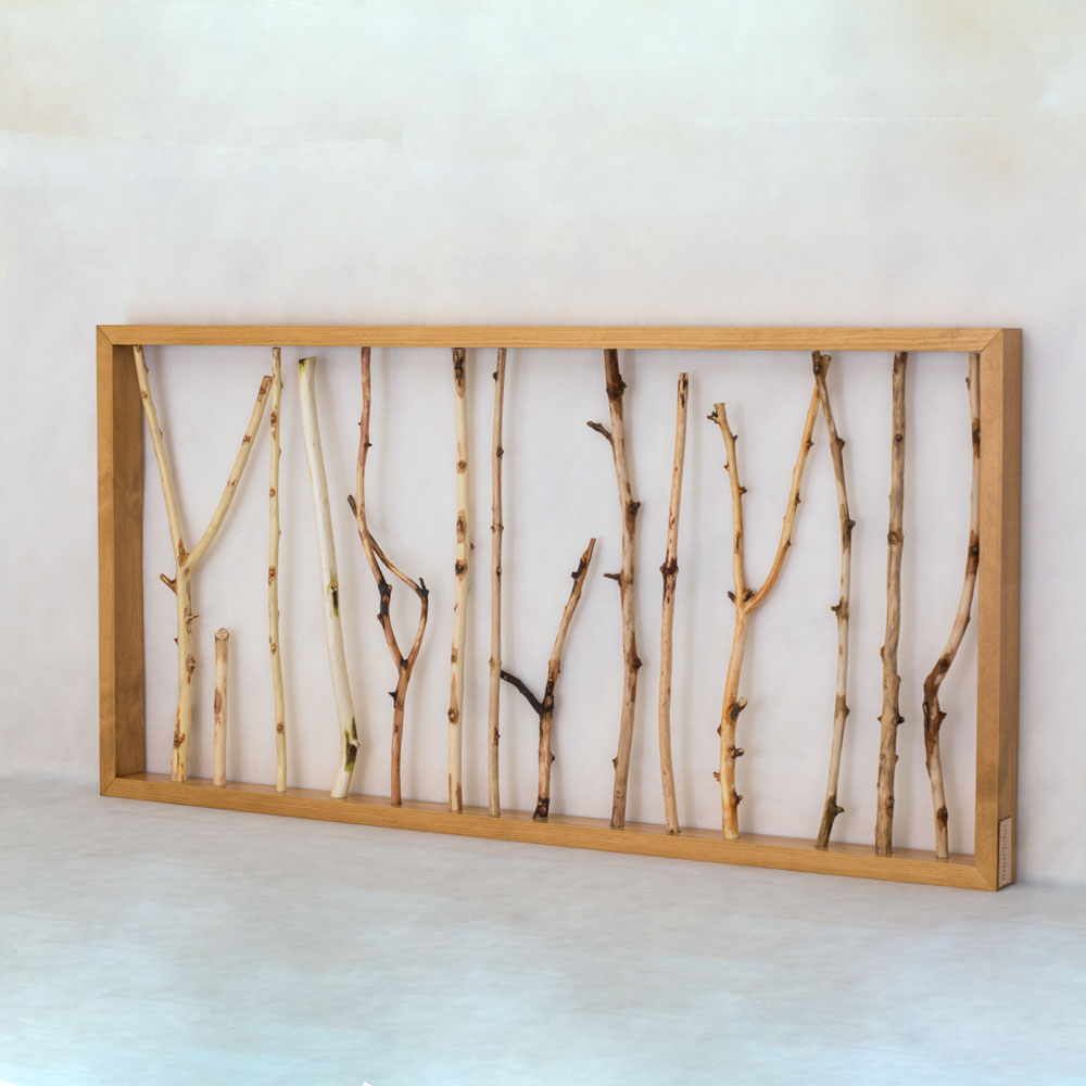 cuadro de ramas blancas con el marco en color pino