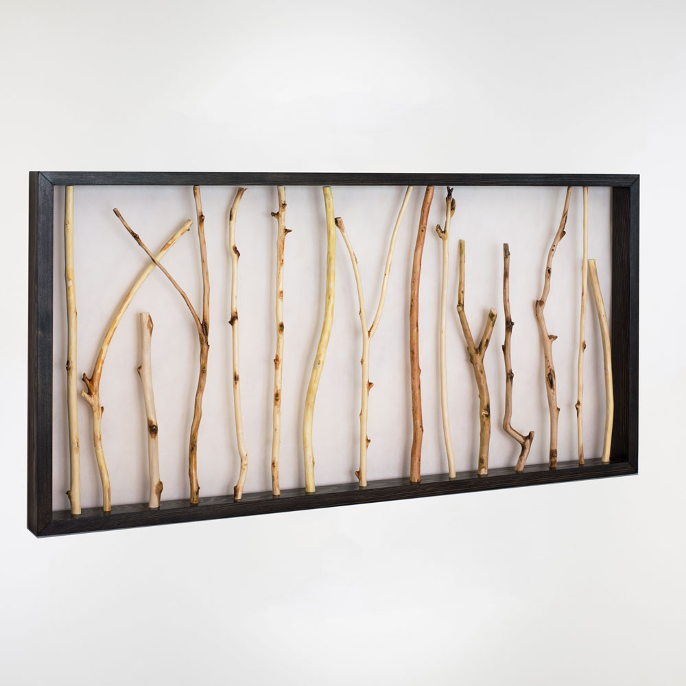 cuadro de ramas blancas con el marco en color wengue