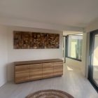 escultura de pared en un salón